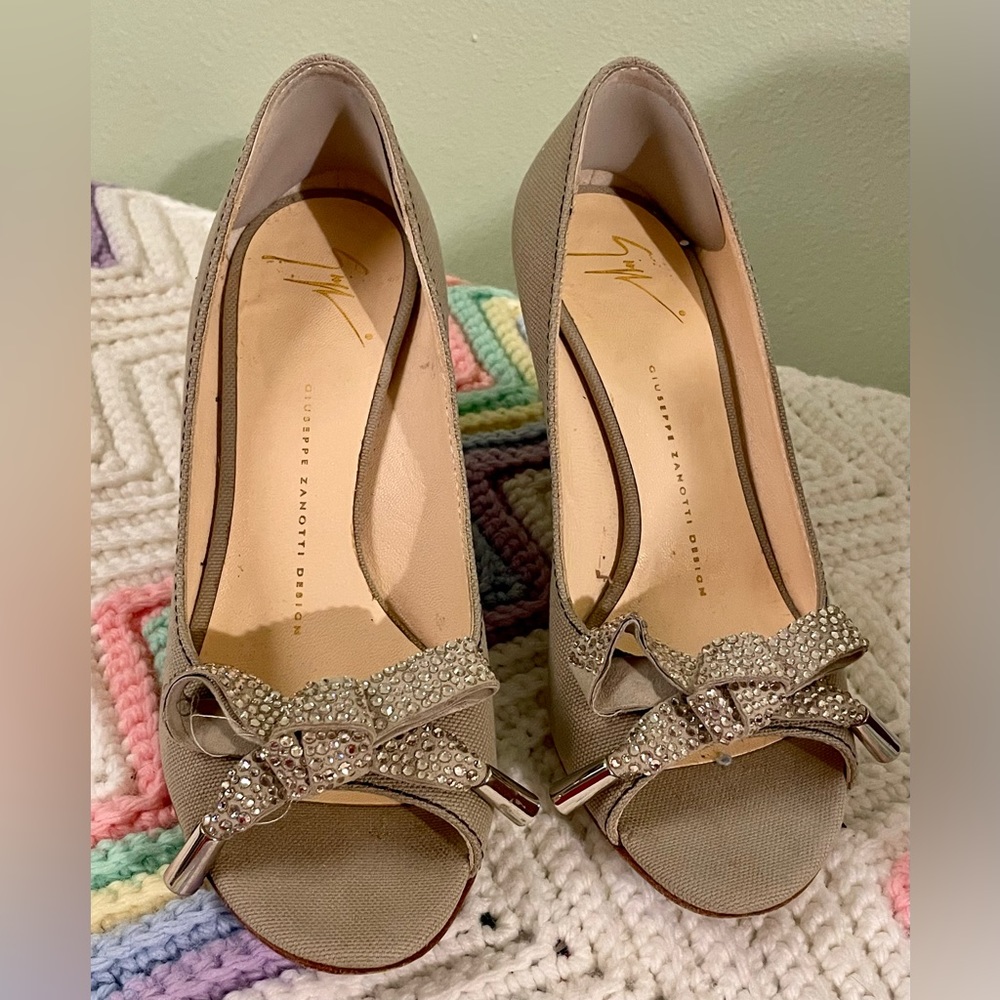 Luxury Giuseppe Zanotti Nude/Gold Peep Toe Wedge Elegant Cruise Size 37 US7